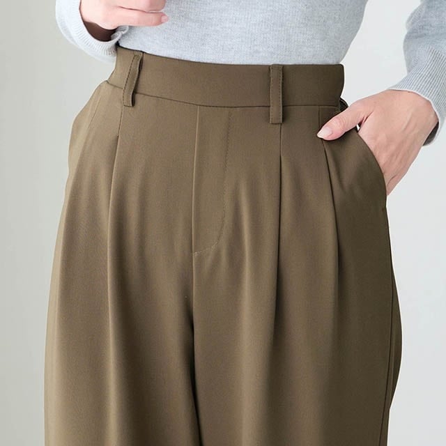 おなか周りをすっきり見せるダブルタック入りでさりげなく体型カバー