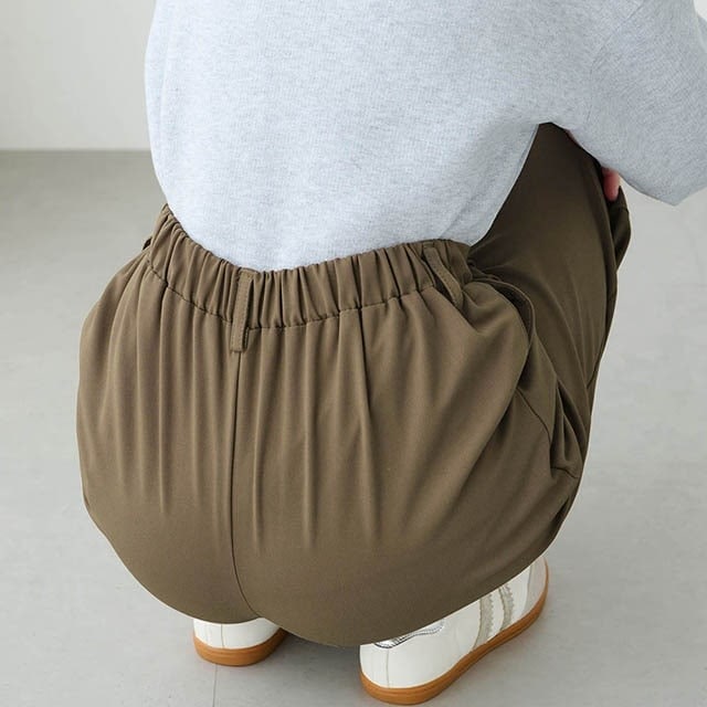 腰まわりのもたつきを包み込むやや深めの股上設計