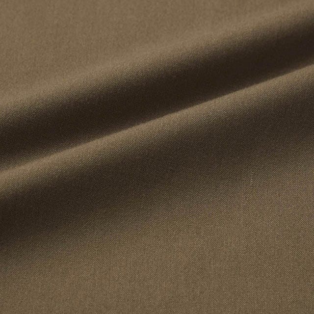 ハリ感+落ち感のいいとこどりのツイル素材で体型を拾わずすっきり見え