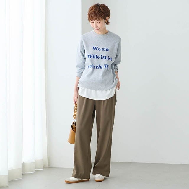 足がまっすぐに見える広すぎない裾幅でダボつかない