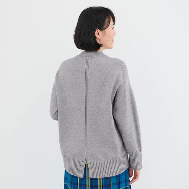 後ろは気になるヒップまわりもカバーする長め丈