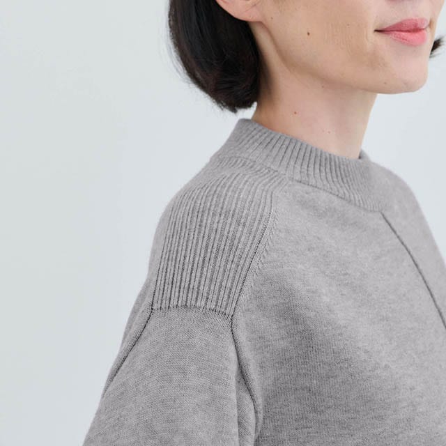 肩や裾の編地を変えているからシンプルなのに着映えも