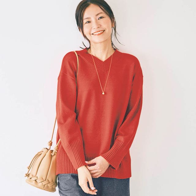 首の詰まったVネックが大人向き！毎日洗える気軽なニット