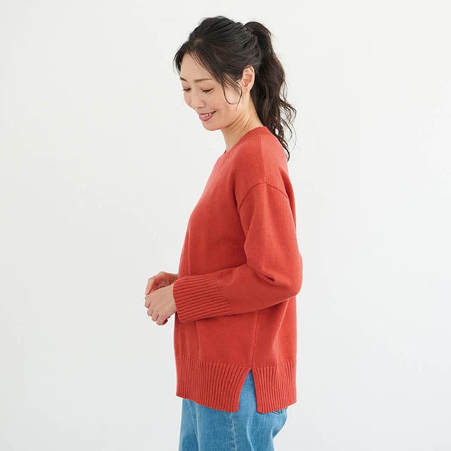 裾の両脇スリットですっきり見え