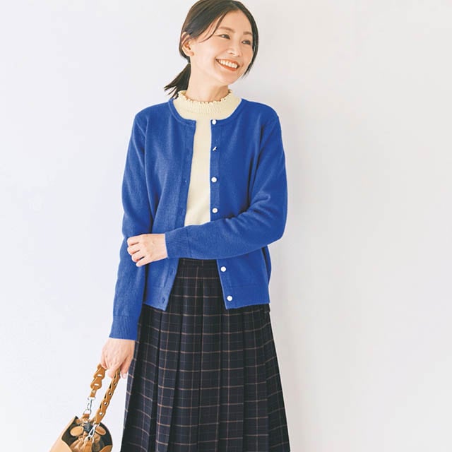 ボタンを開けて雰囲気を変えるのも◎、アウターの中に着てもごわつきにくい