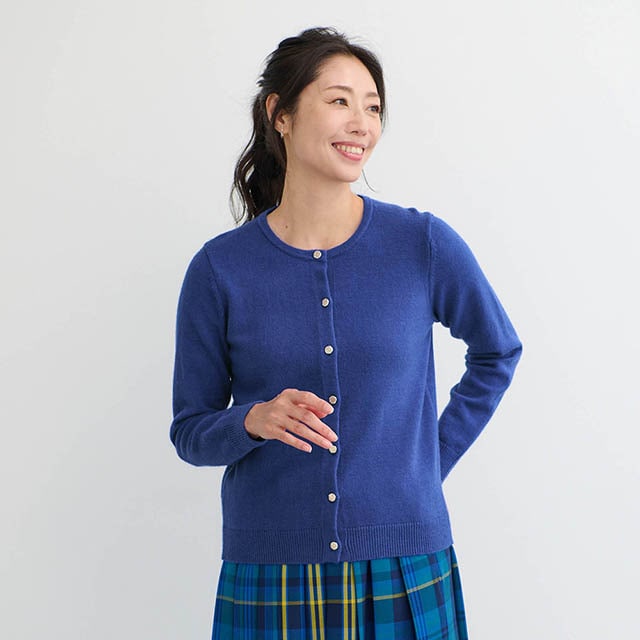 ピタピタしすぎず、ほどよいコンパクトなサイズ感で上半身を華奢見え