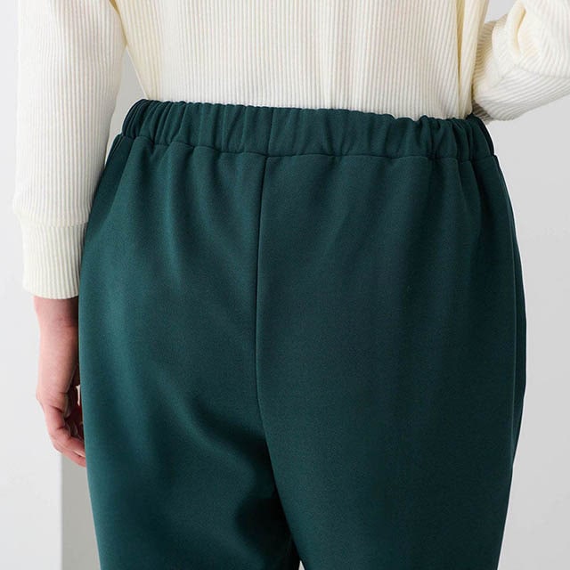 ウエスト前はフラット、後ろはゴム入りですっきり見えつつラクなはき心地