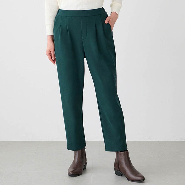 2タックのテーパードシルエットでお腹まわりをカバーし美脚効果も