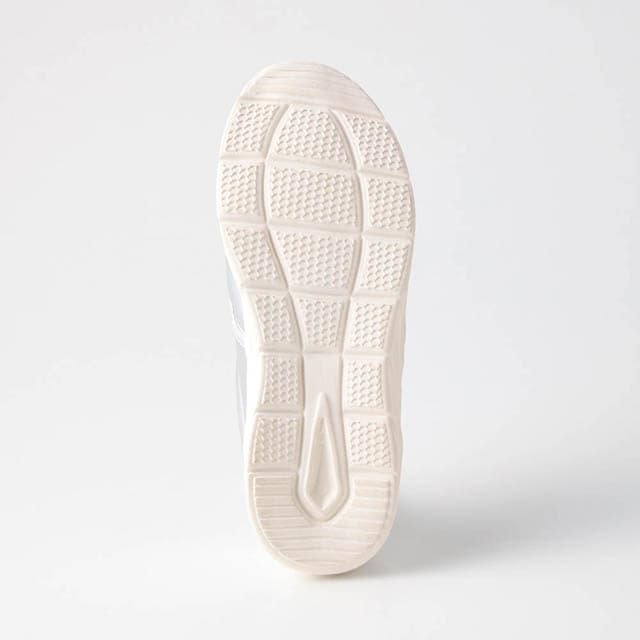 厚みのある高反発のアウトソールが歩行をサポート