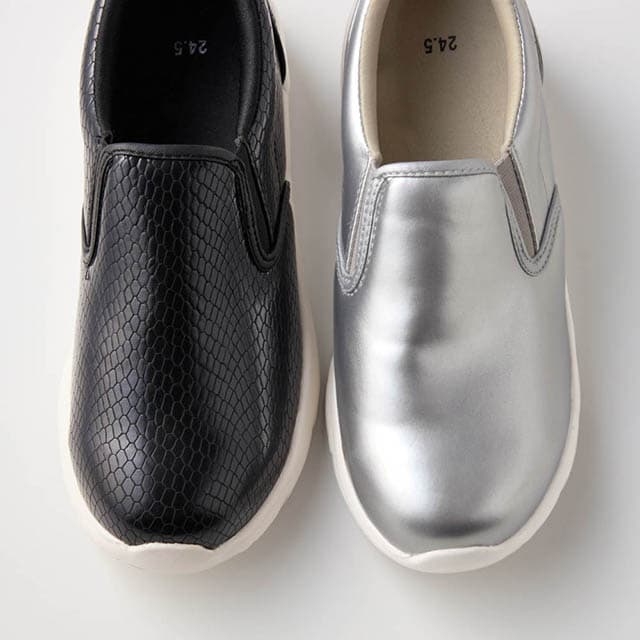 おしゃれ見えする、型押しブラック&シルバー