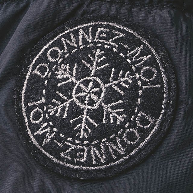 左袖のワッペンがデザインポイント