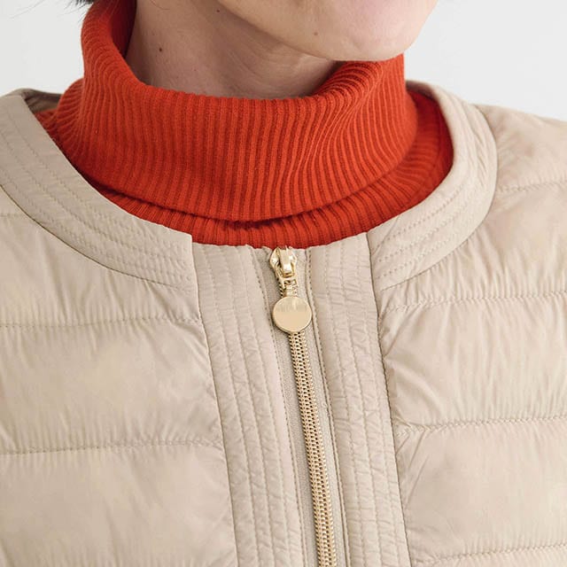 ファスナーのゴールドで上品な着こなしに