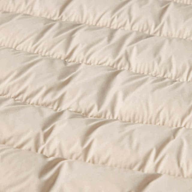 薄くて軽くて暖かい極細の中わた素材を使用