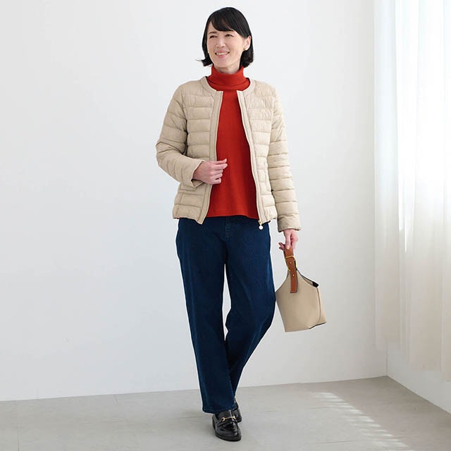 すっきり見える細身のシルエットにコンパクトなサイズ設計でインナーダウンにも