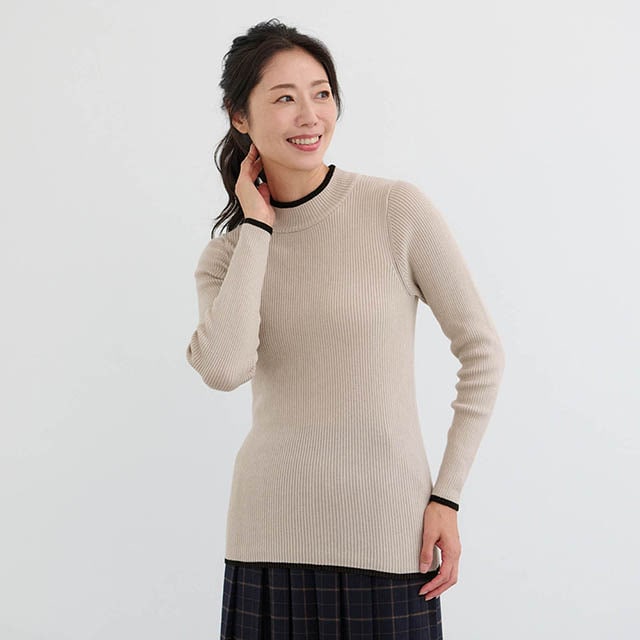 ハイネックニットはブラックのラインがアクセントに