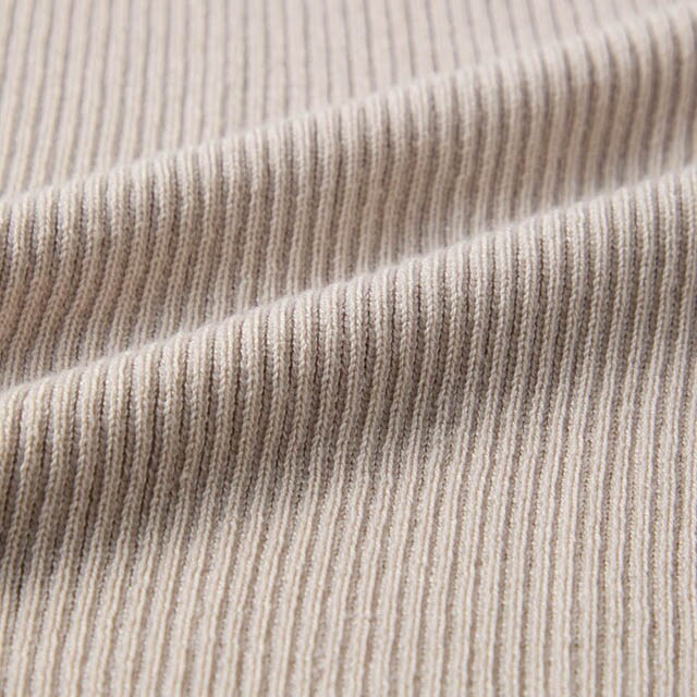 ハイネックニットはリブの縦ラインがすっきり見え