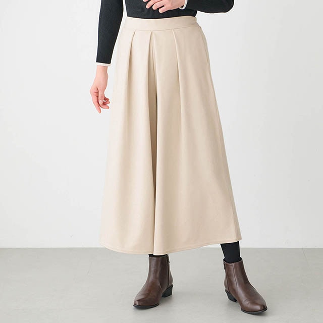 ウール調のカットソー素材で華やかながらもラクな着心地