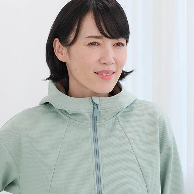 襟元はファスナーガード仕様