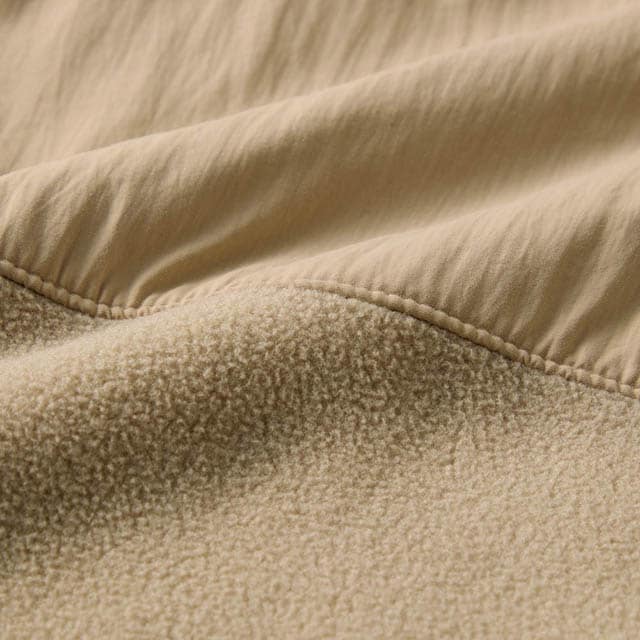 バスト上はナイロン素材で切り替え