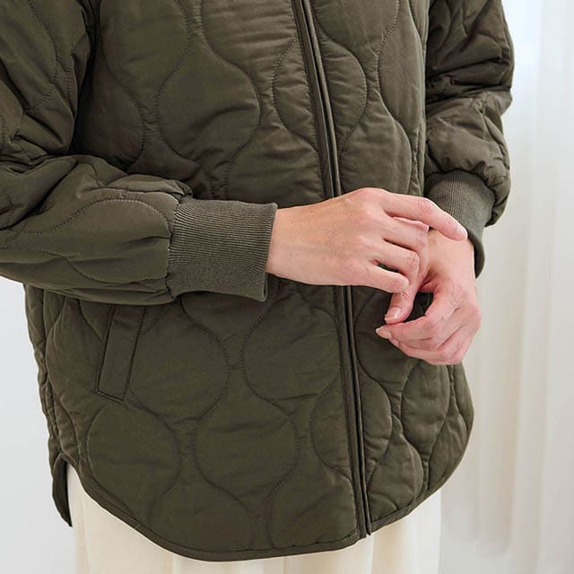 袖はたくし上げやすいリブ仕様