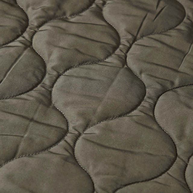 コットンよりも軽いカポックを中わたに使用しているから暖かくて軽い着心地