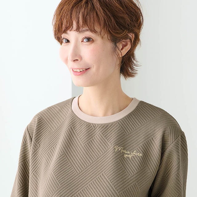 同系色の胸元刺繍がさりげないポイントに