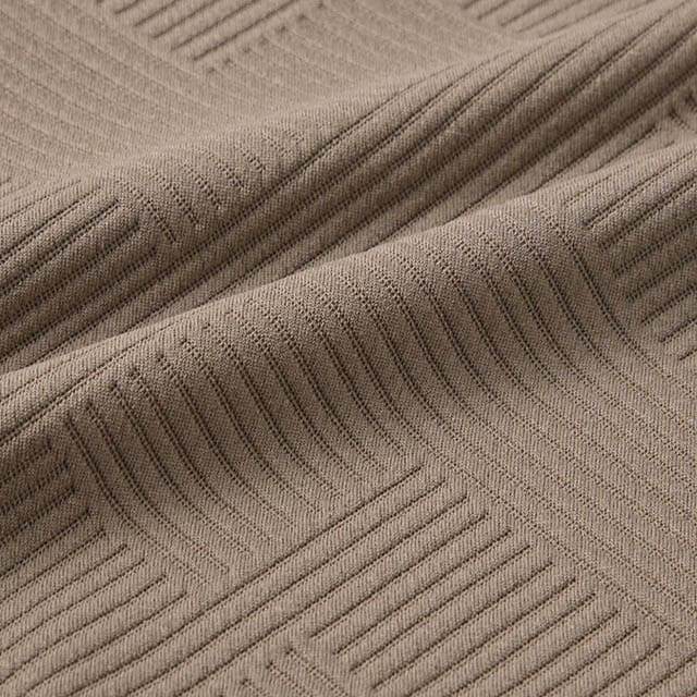 ラインを上品に効かせた幾何柄のジャカード素材を使用