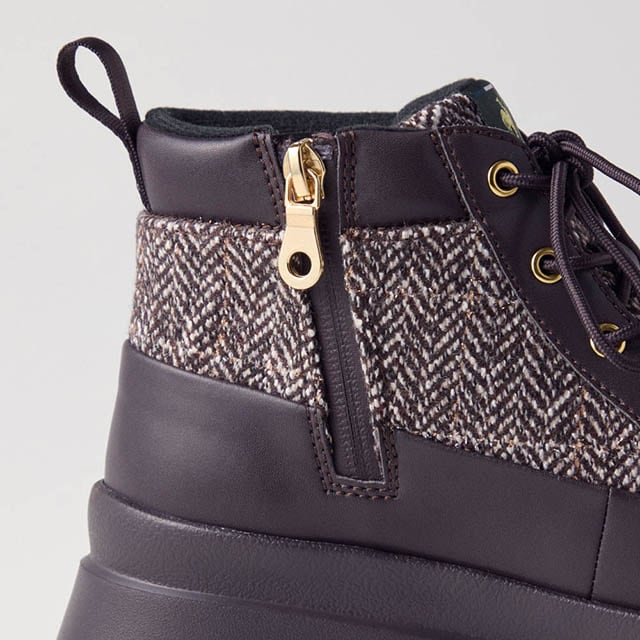 内側にファスナー付きで脱ぎ履きしやすい