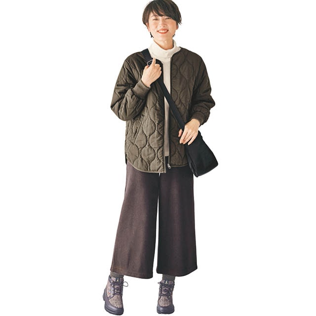 スカートやパンツなどスタイリングの幅が広がる1足