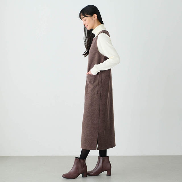 裾スリット入りで足さばきも快適