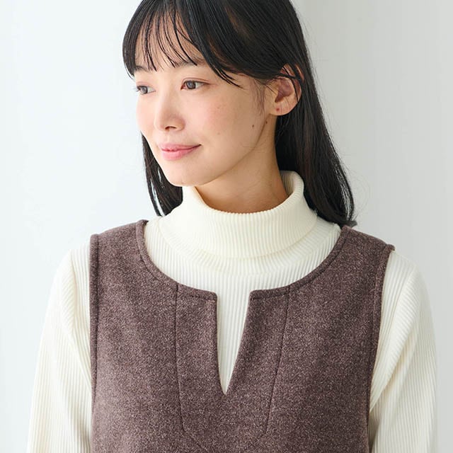 キーネックデザインですっきり見え