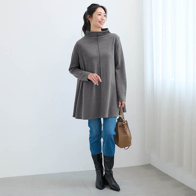 裾に向かってきれいに広がるAラインシルエットが気になる体型をすっきりカバー