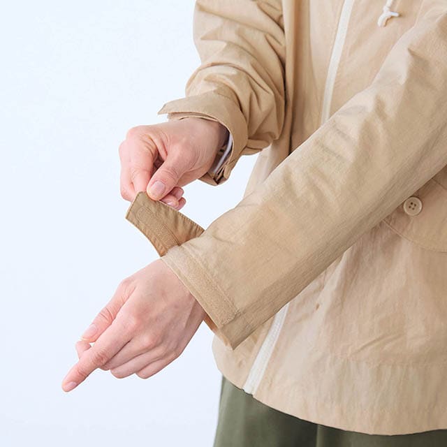 袖口は綿ファスナーで調整可能