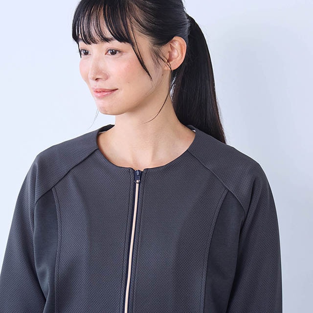 ピンクのライン入りファスナーで上品な印象に