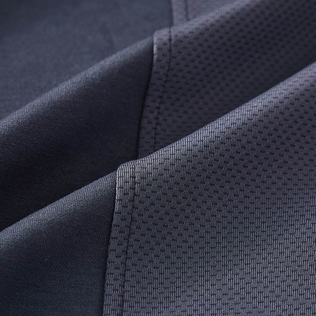 普段にも使いやすい軽くて膨らみのあるダンボールニット素材