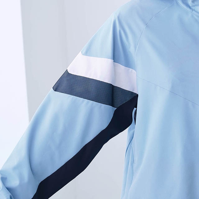 袖にはメッシュの切替えでアクセントデザインも