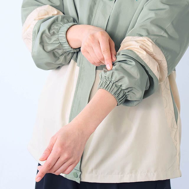 袖口はゴム仕様