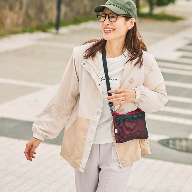 軽い運動にぴったりなフード付きウインドブレーカー