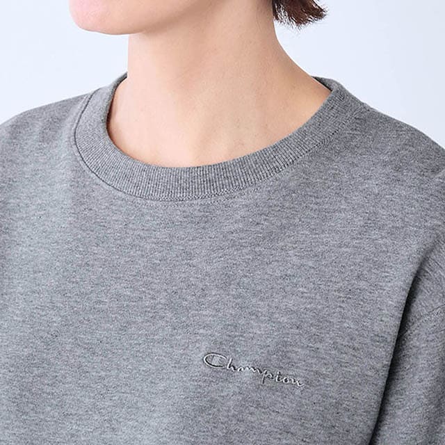 胸元には同色でさりげないロゴ刺繍