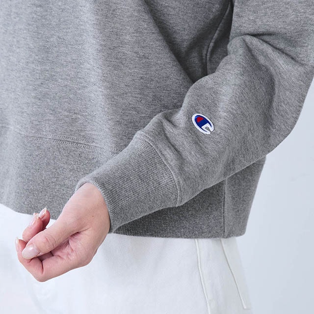 袖口にはアクセントになるブランドロゴ