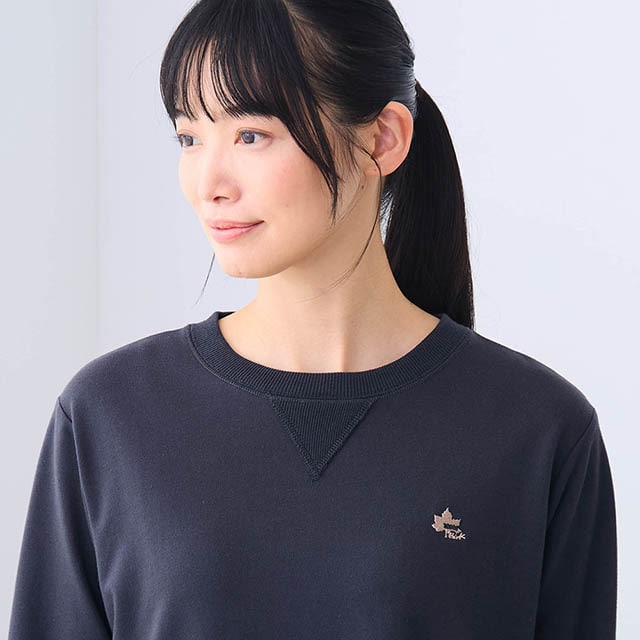 胸元にはさりげないロゴ刺繍