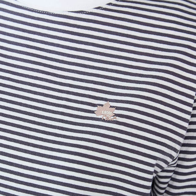 胸元にはさりげないロゴ刺繍