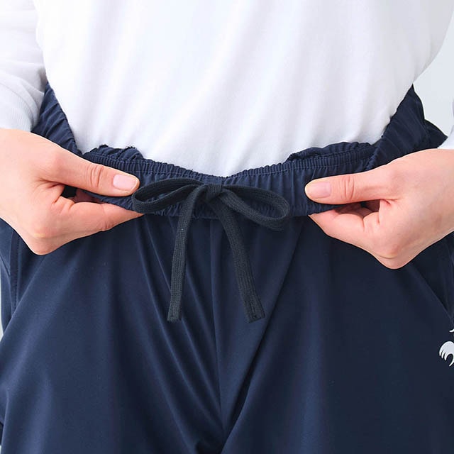 ウエストは総ゴム＋ひもで調節が可能