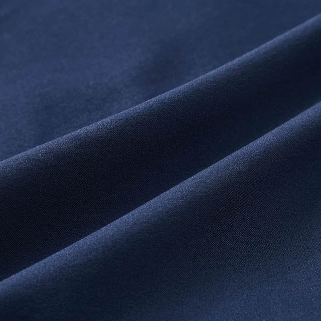 軽やかに伸びるストレッチ素材で動きやすい