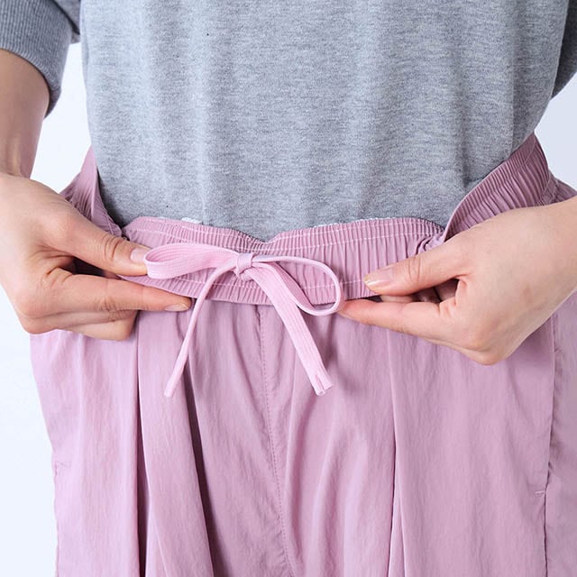 ウエストは総ゴム＋ひも調整可能でラクな着心地