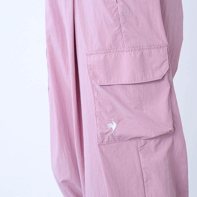 サイドポケットにはさりげない刺繍ロゴ