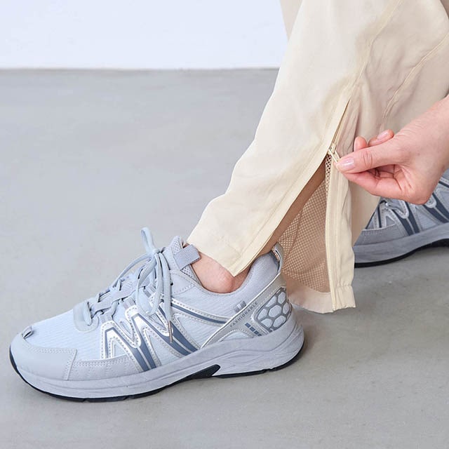 お手持ちのパンツの上からもはける、ファスナー開き仕様