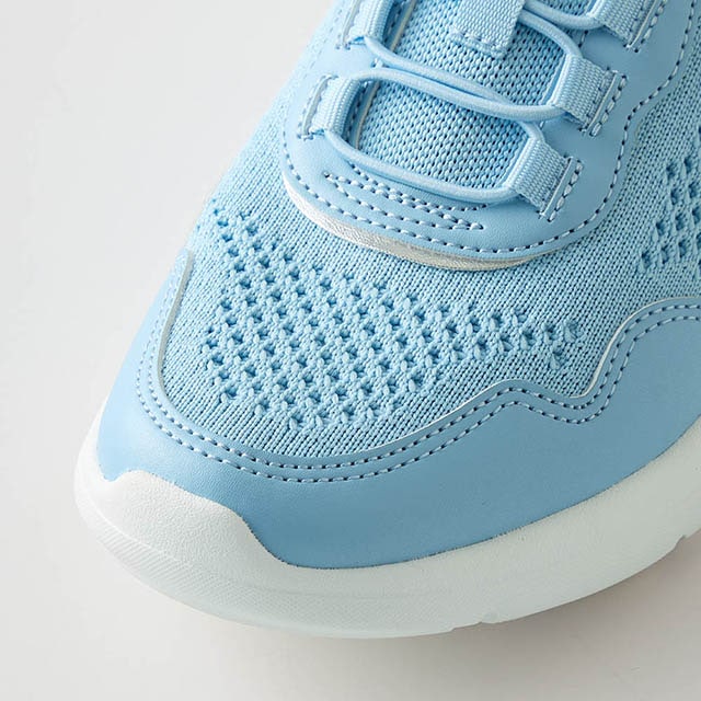 ゆったりとした履き心地のワイド設計