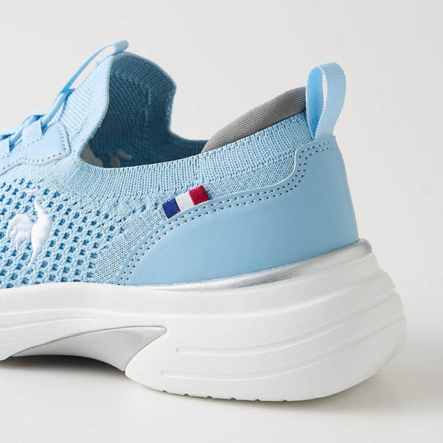 トリコロールカラーがポイントに