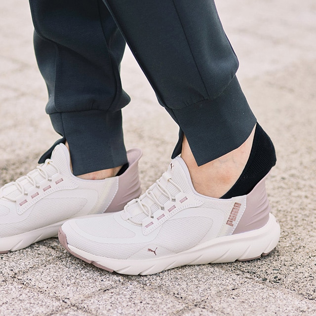 立ったまますっと履ける独自の「イーズイン」構造が特徴